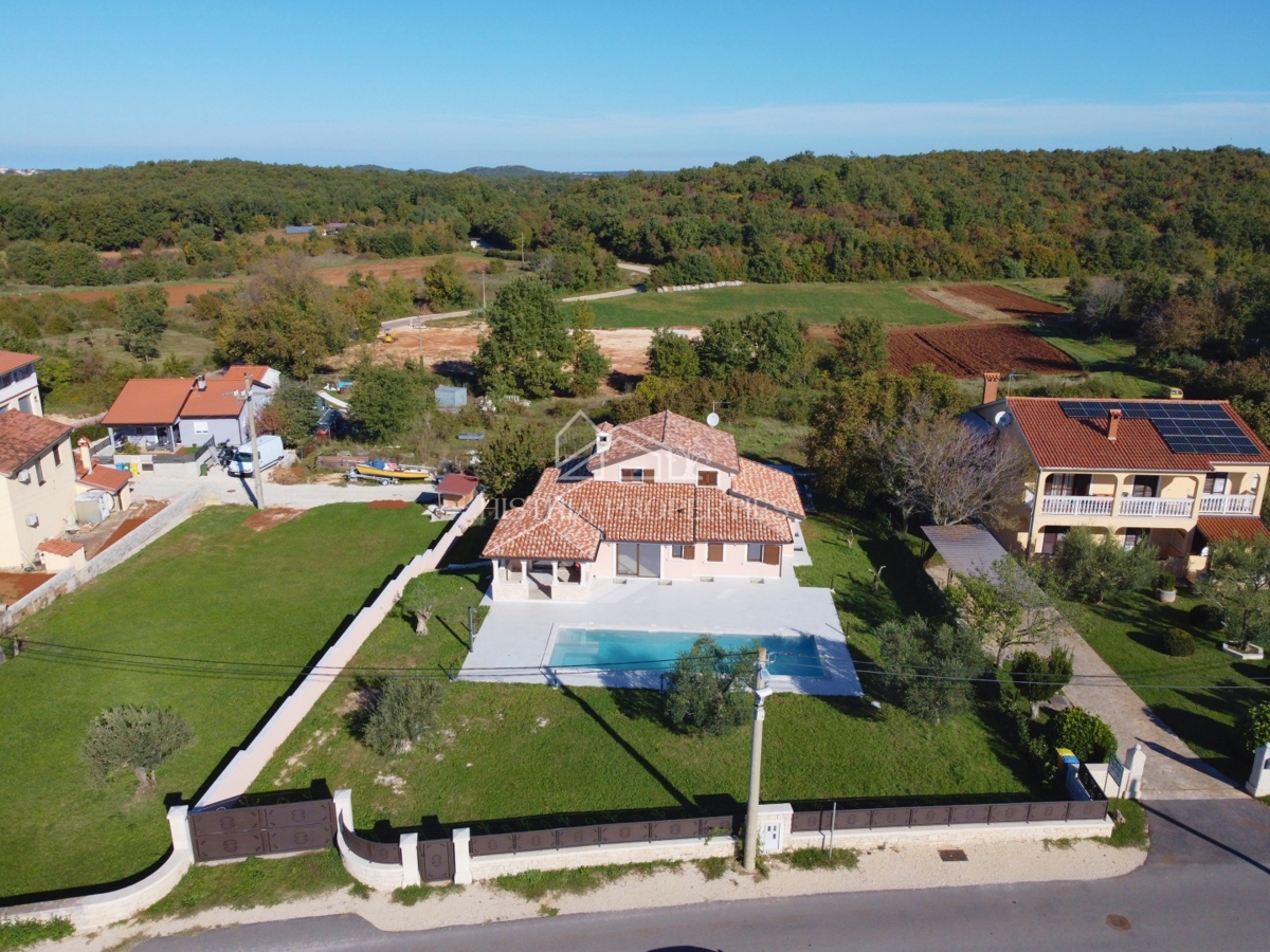 Spaziosa villa rustica con grande piscina, cantina, centro benessere e garage