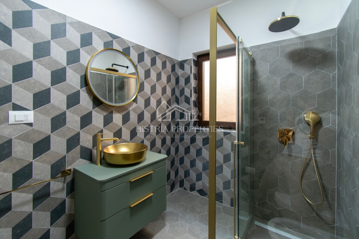 Spaziosa villa rustica con grande piscina, cantina, centro benessere e garage