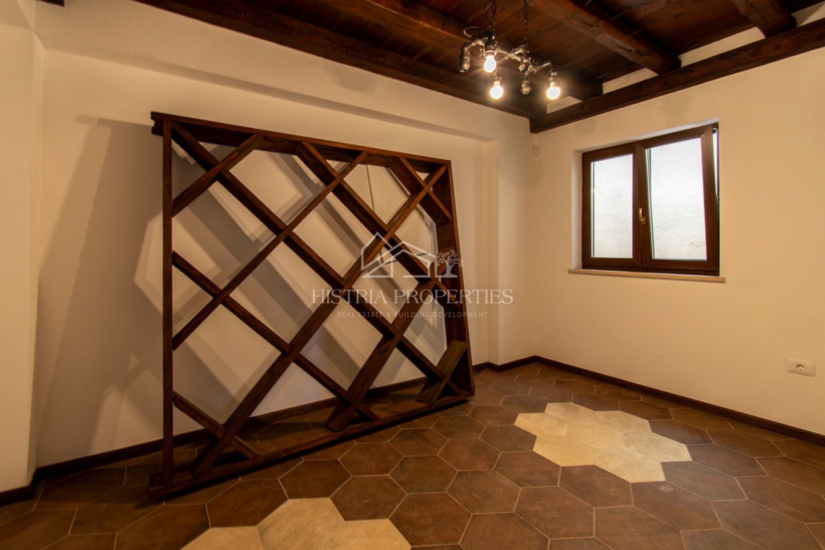 Spaziosa villa rustica con grande piscina, cantina, centro benessere e garage