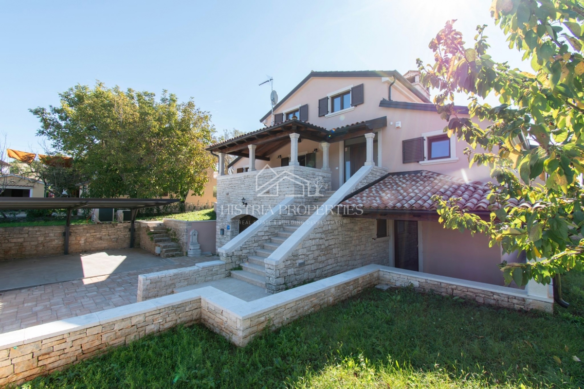 Spaziosa villa rustica con grande piscina, cantina, centro benessere e garage