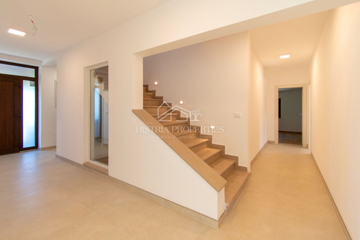 Spaziosa villa rustica con grande piscina, cantina, centro benessere e garage