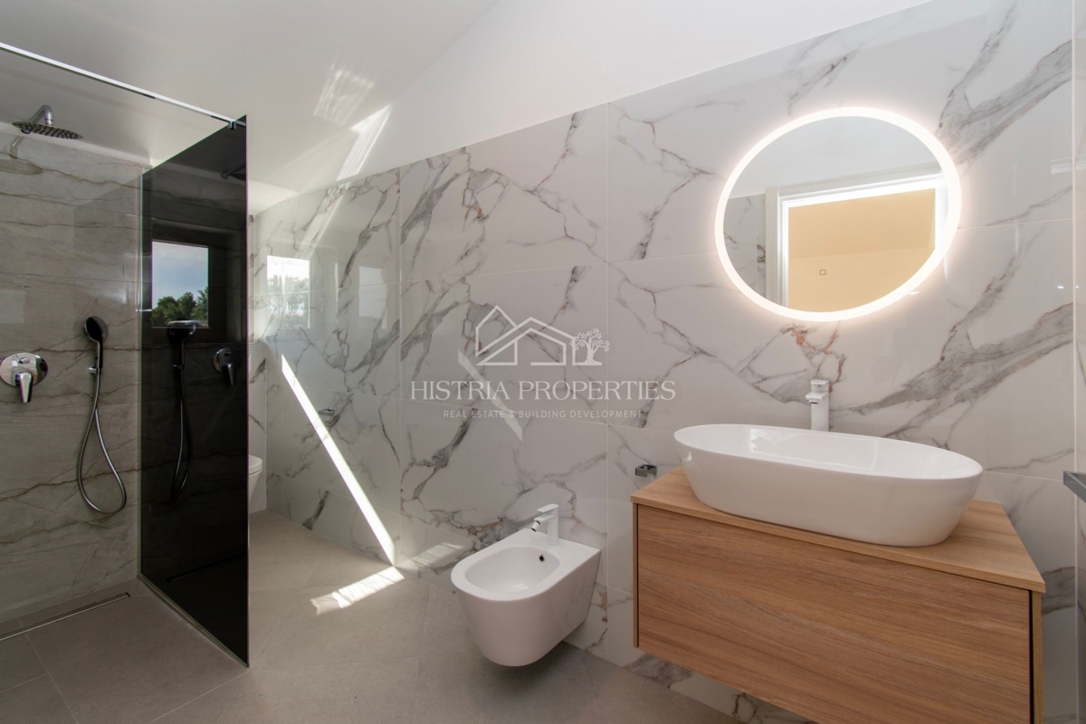 Spaziosa villa rustica con grande piscina, cantina, centro benessere e garage