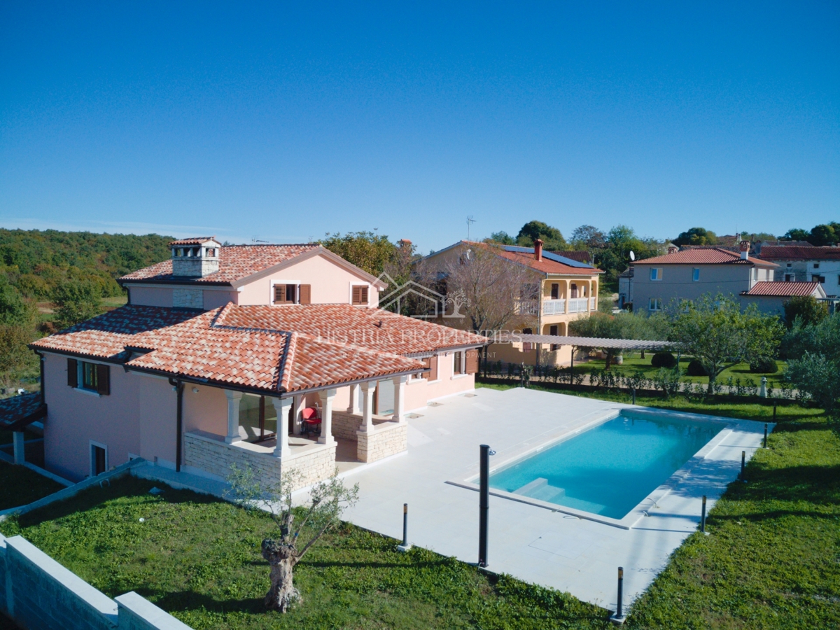 Spaziosa villa rustica con grande piscina, cantina, centro benessere e garage