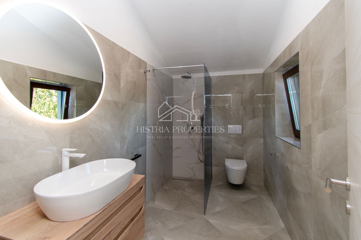 Spaziosa villa rustica con grande piscina, cantina, centro benessere e garage