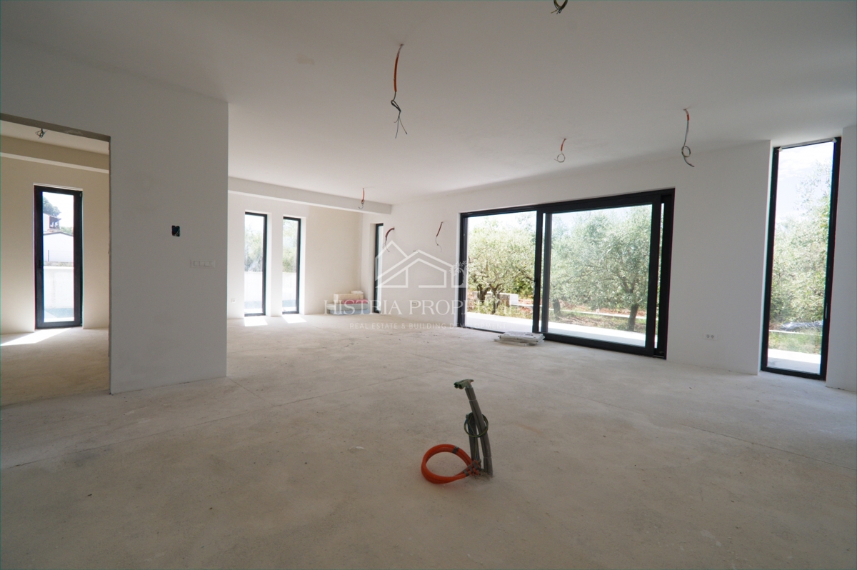 Bellissimo uliveto e costruzione moderna di qualità nella periferia di Parenzo