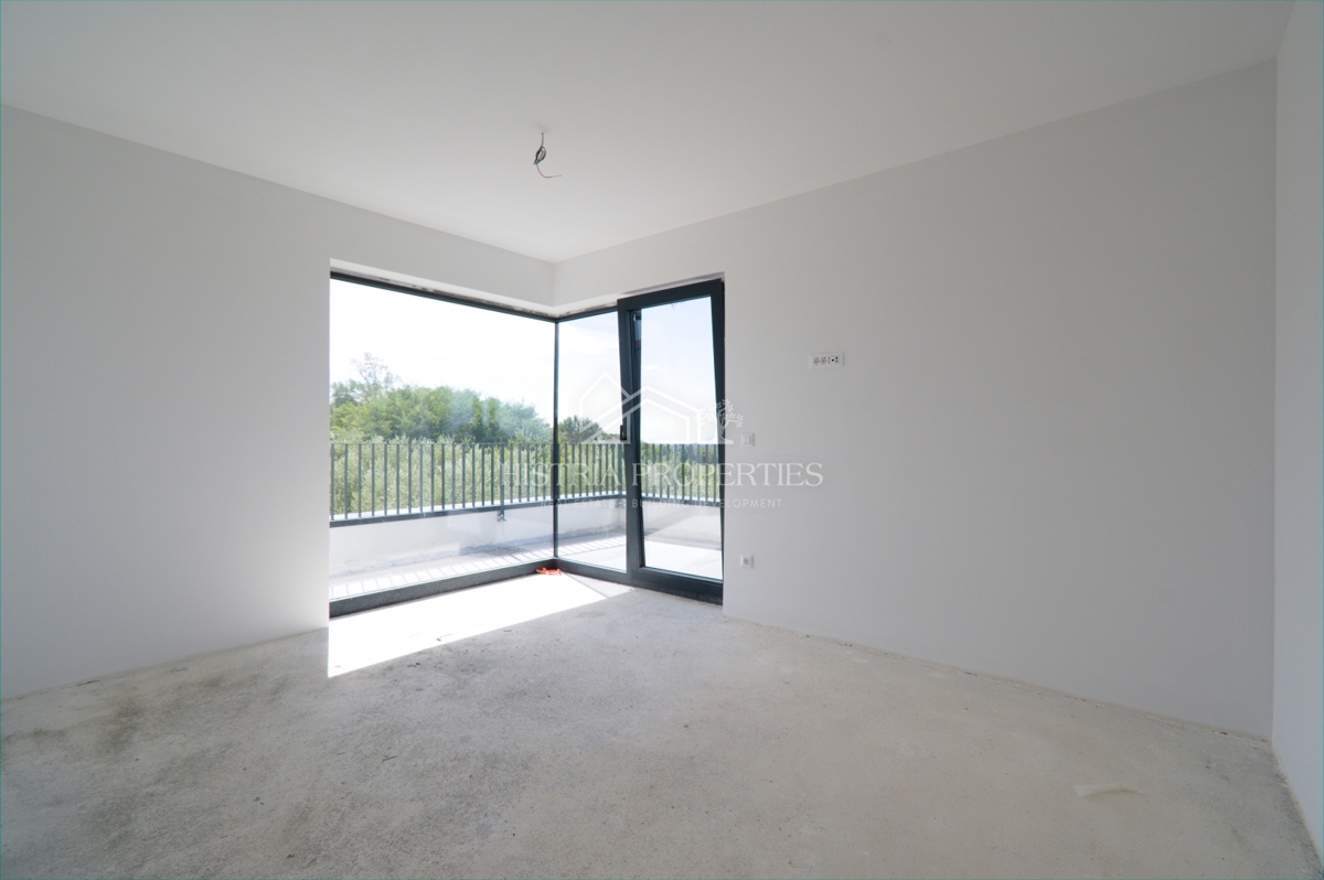 Bellissimo uliveto e costruzione moderna di qualità nella periferia di Parenzo