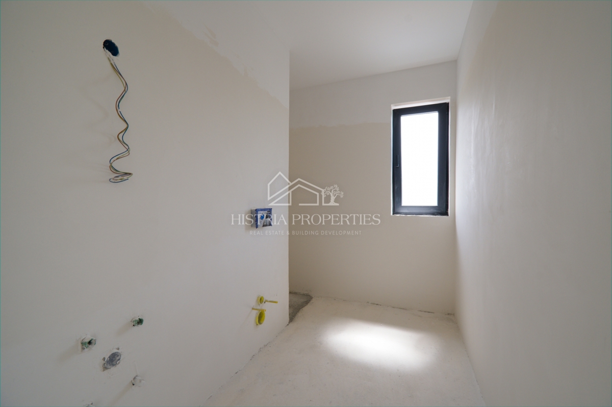 Bellissimo uliveto e costruzione moderna di qualità nella periferia di Parenzo