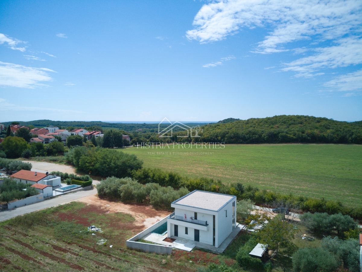 Bellissimo uliveto e costruzione moderna di qualità nella periferia di Parenzo