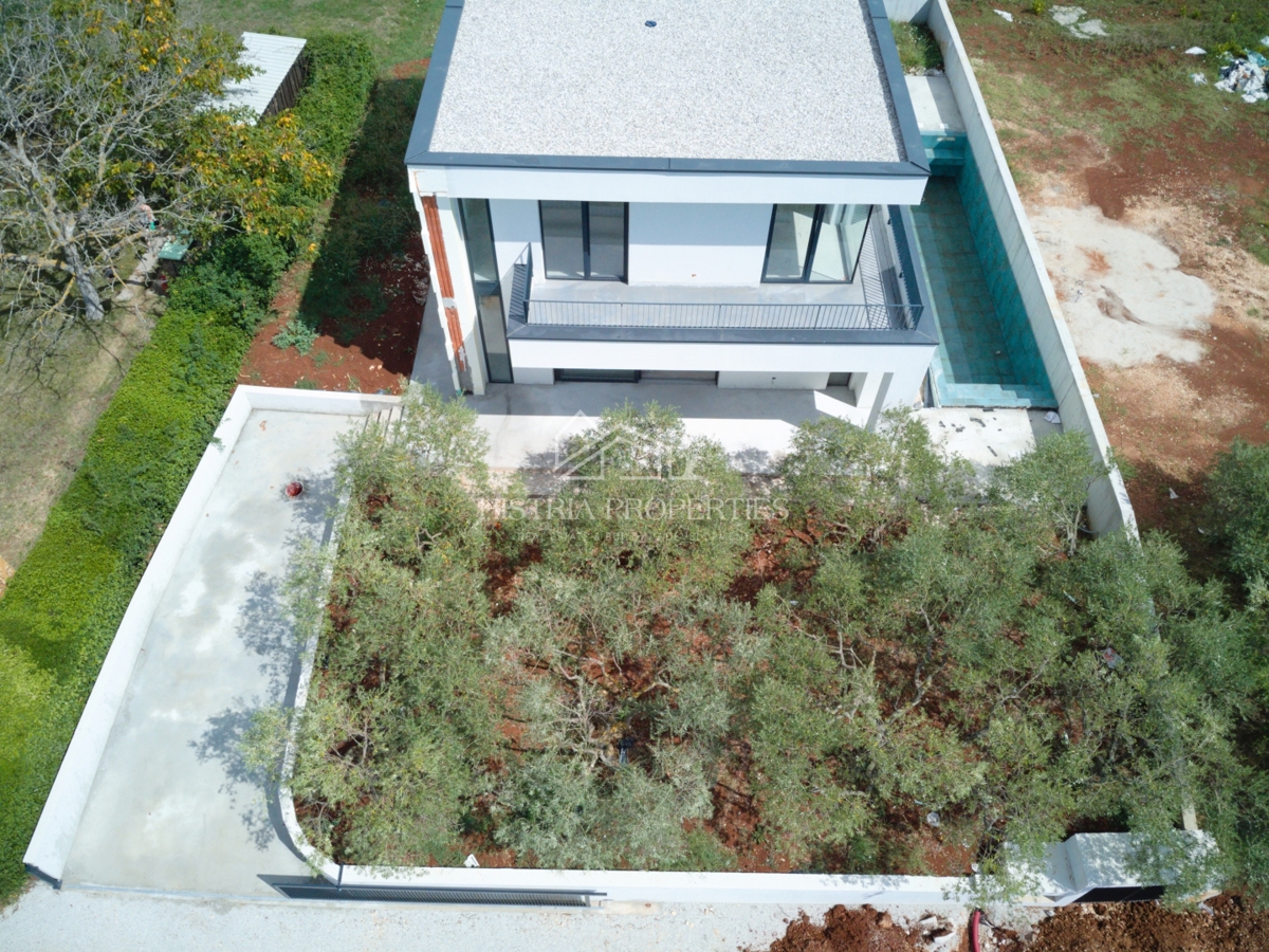 Bellissimo uliveto e costruzione moderna di qualità nella periferia di Parenzo