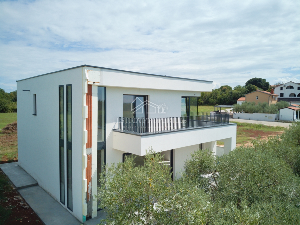 Bellissimo uliveto e costruzione moderna di qualità nella periferia di Parenzo