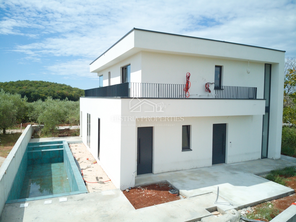 Bellissimo uliveto e costruzione moderna di qualità nella periferia di Parenzo