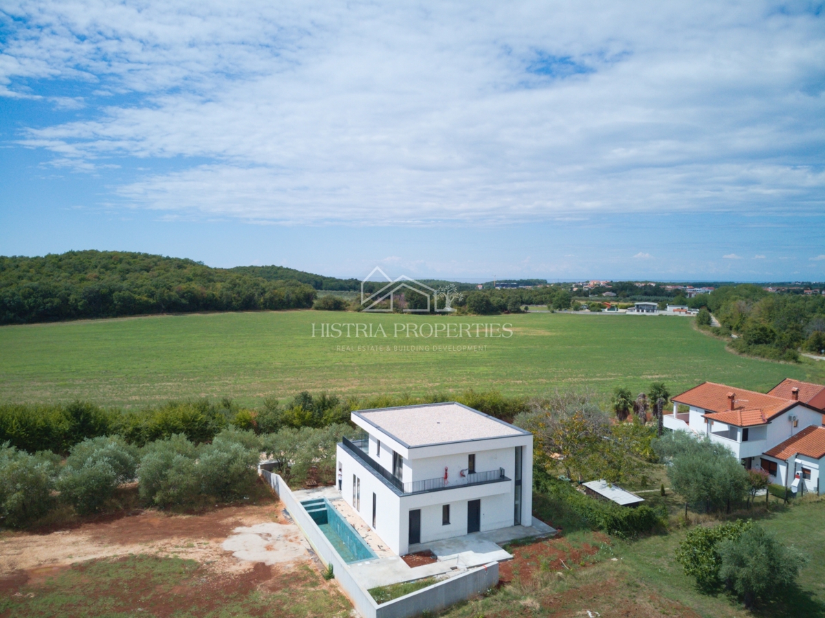 Bellissimo uliveto e costruzione moderna di qualità nella periferia di Parenzo