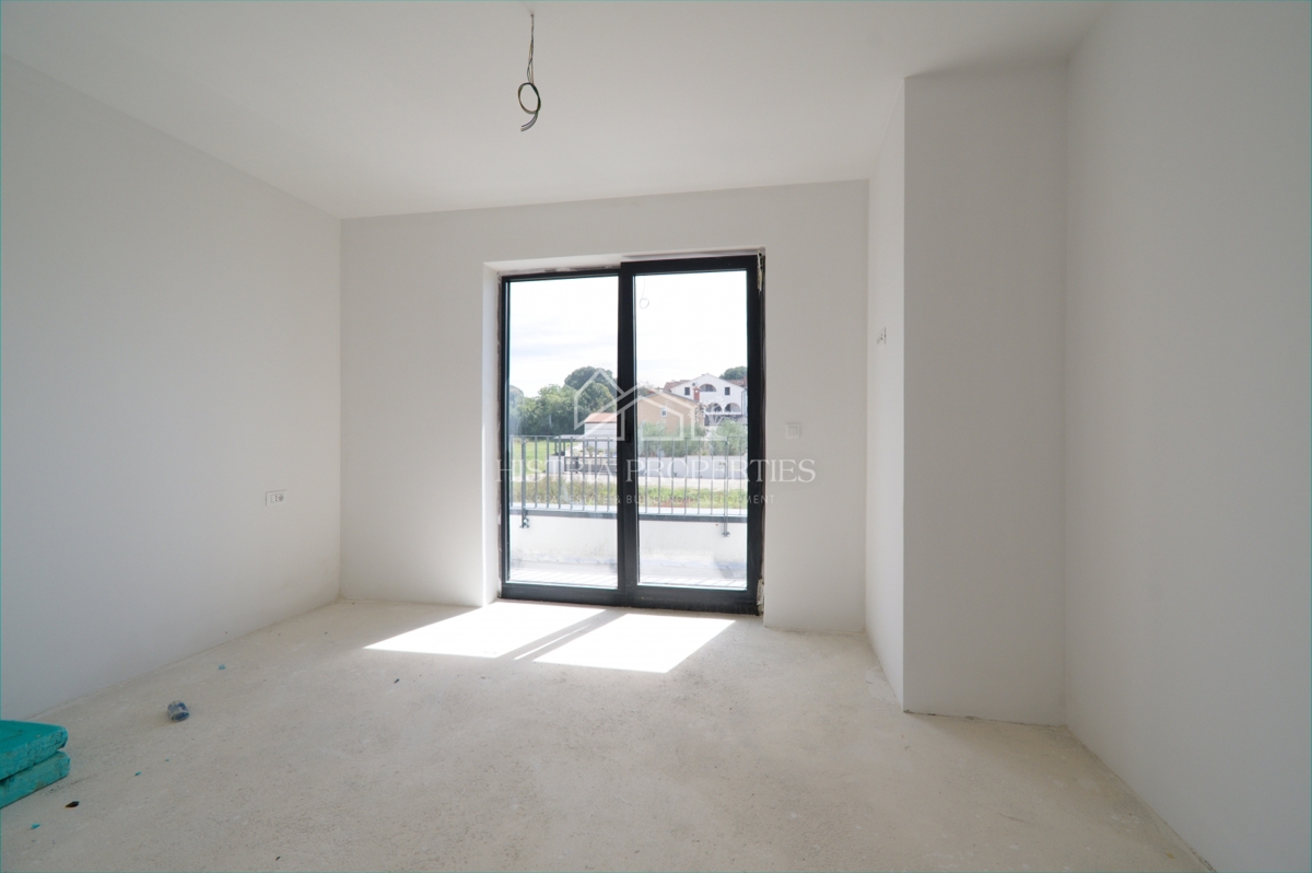 Bellissimo uliveto e costruzione moderna di qualità nella periferia di Parenzo