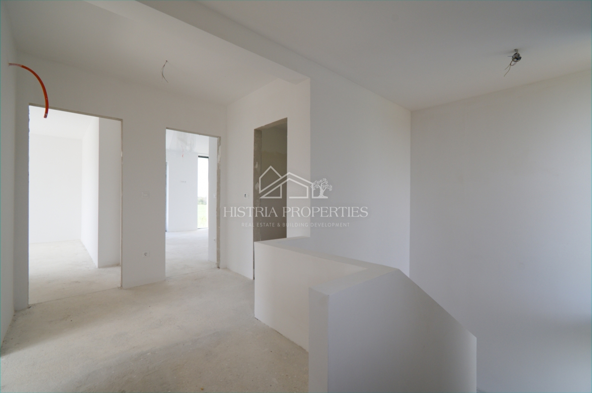 Bellissimo uliveto e costruzione moderna di qualità nella periferia di Parenzo