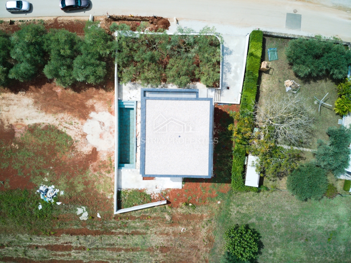 Bellissimo uliveto e costruzione moderna di qualità nella periferia di Parenzo