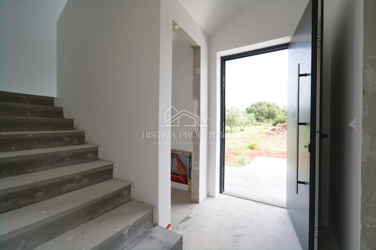 Bellissimo uliveto e costruzione moderna di qualità nella periferia di Parenzo