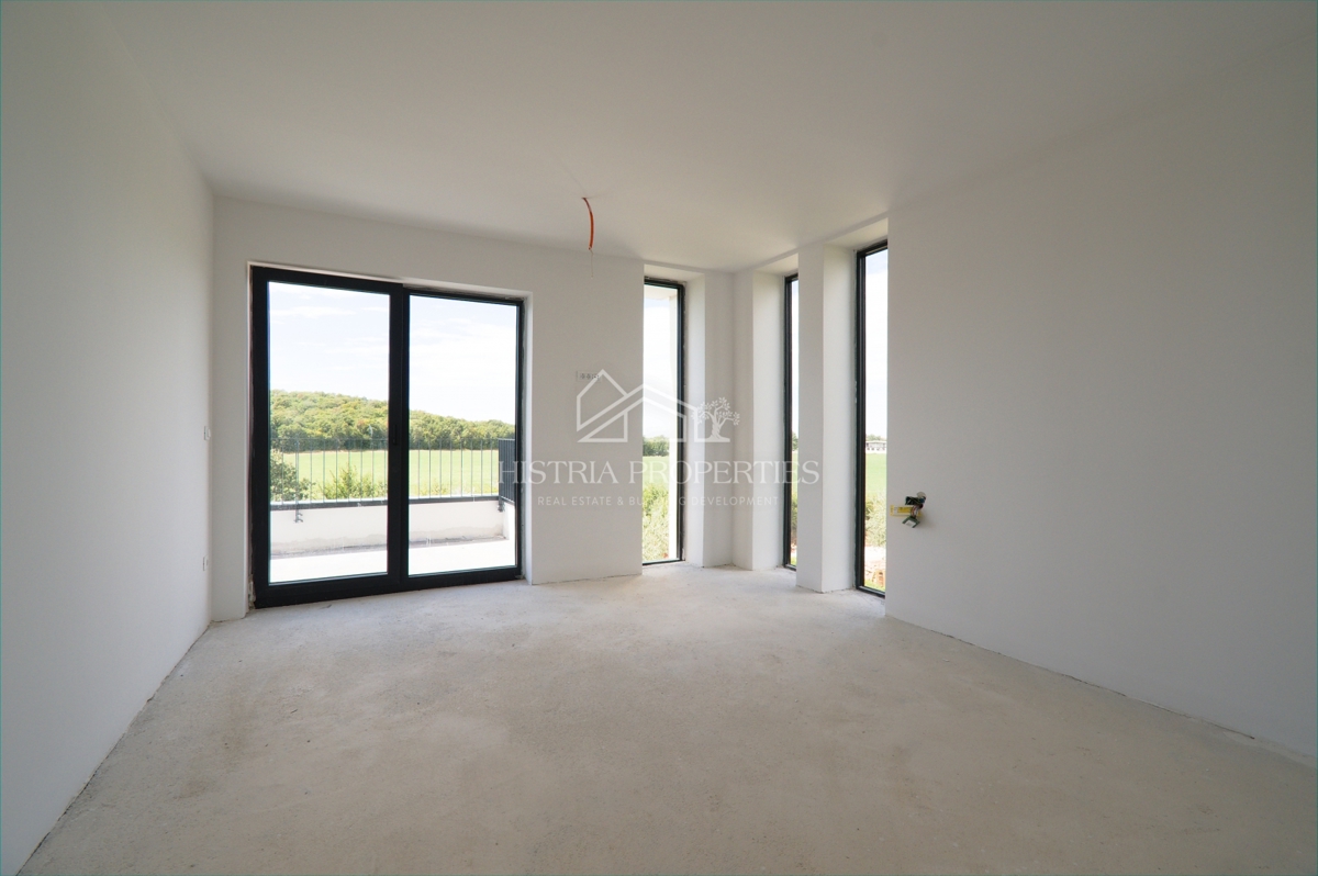 Bellissimo uliveto e costruzione moderna di qualità nella periferia di Parenzo