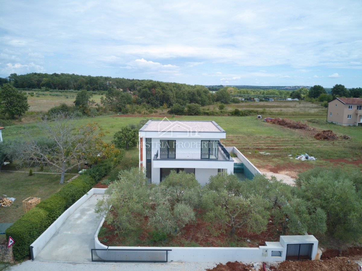 Bellissimo uliveto e costruzione moderna di qualità nella periferia di Parenzo