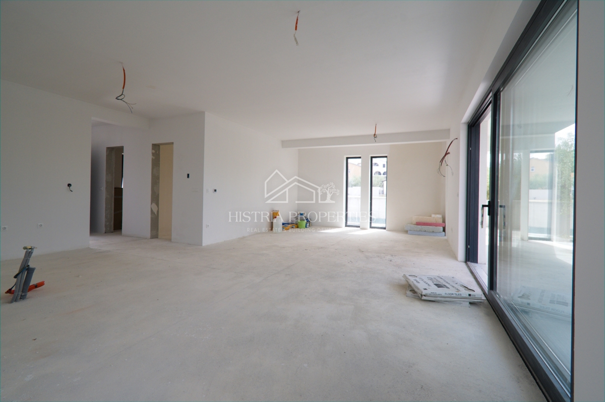 Bellissimo uliveto e costruzione moderna di qualità nella periferia di Parenzo