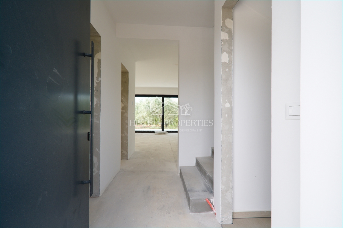 Bellissimo uliveto e costruzione moderna di qualità nella periferia di Parenzo