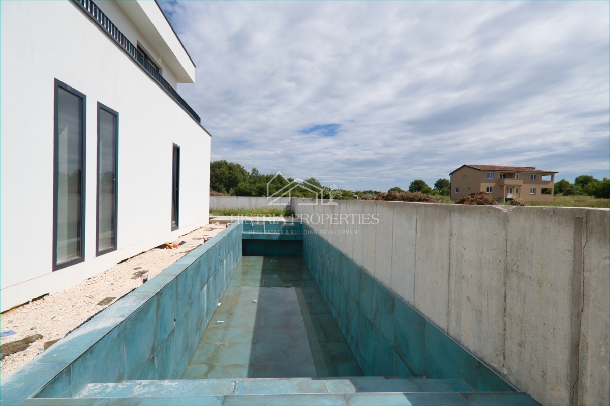 Bellissimo uliveto e costruzione moderna di qualità nella periferia di Parenzo