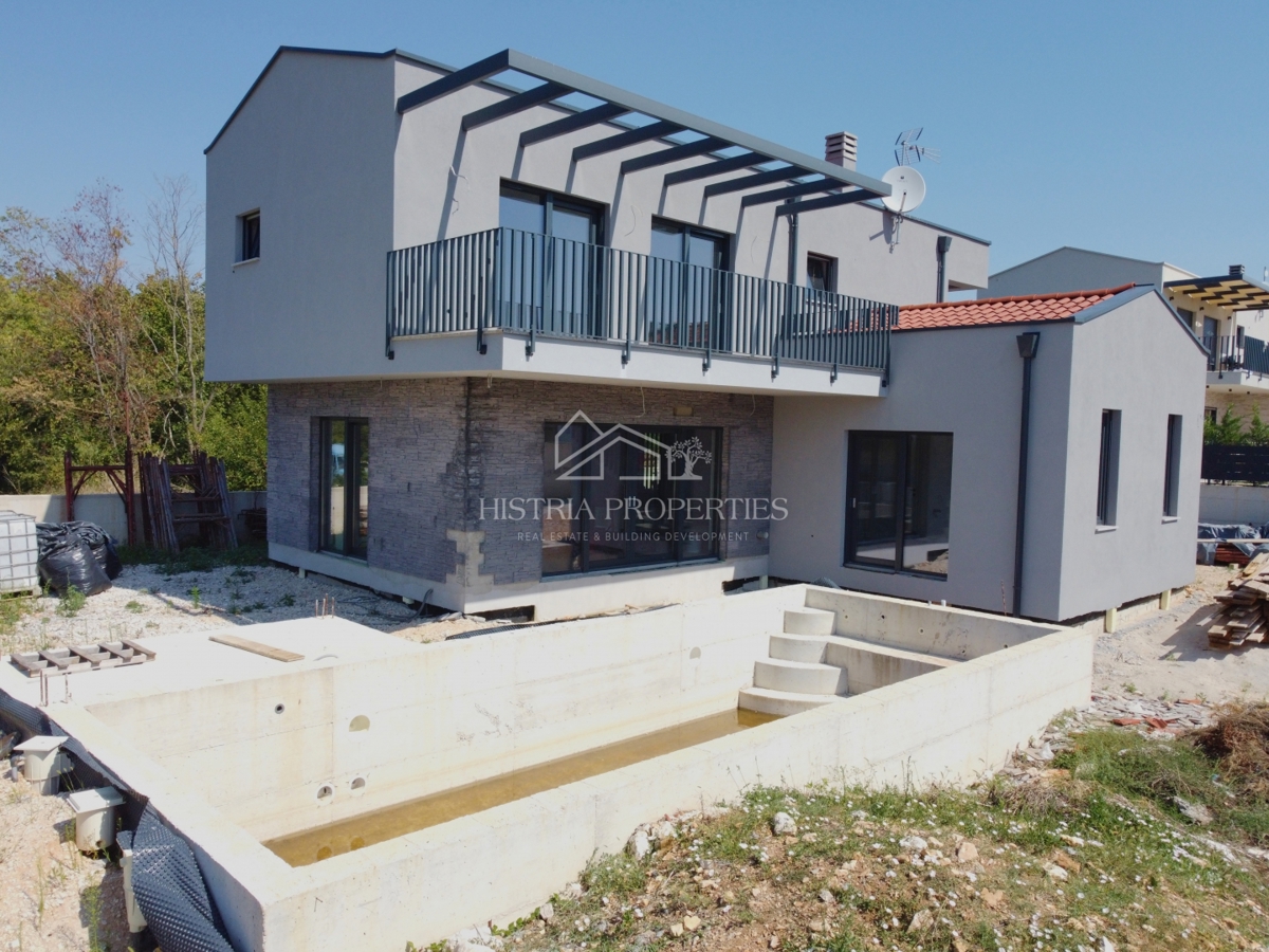 Ambiente tranquillo e una villa moderna con piscina perfetta per il relax