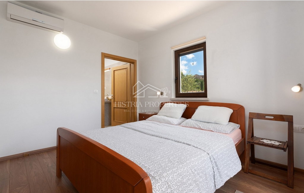 Casa tradizionale con piscina ai margini di un tranquillo villaggio istriano