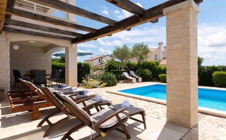 Casa tradizionale con piscina ai margini di un tranquillo villaggio istriano