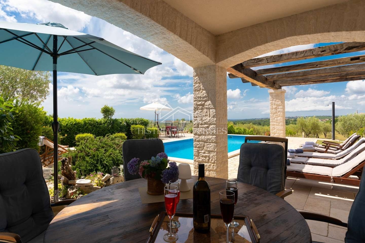 Casa tradizionale con piscina ai margini di un tranquillo villaggio istriano