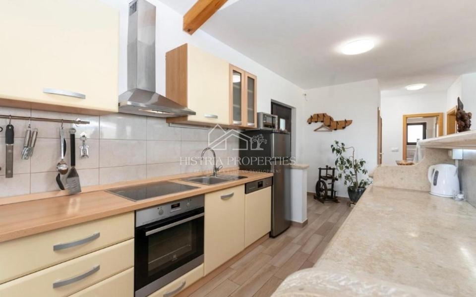 Casa tradizionale con piscina ai margini di un tranquillo villaggio istriano