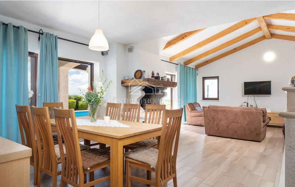 Casa tradizionale con piscina ai margini di un tranquillo villaggio istriano