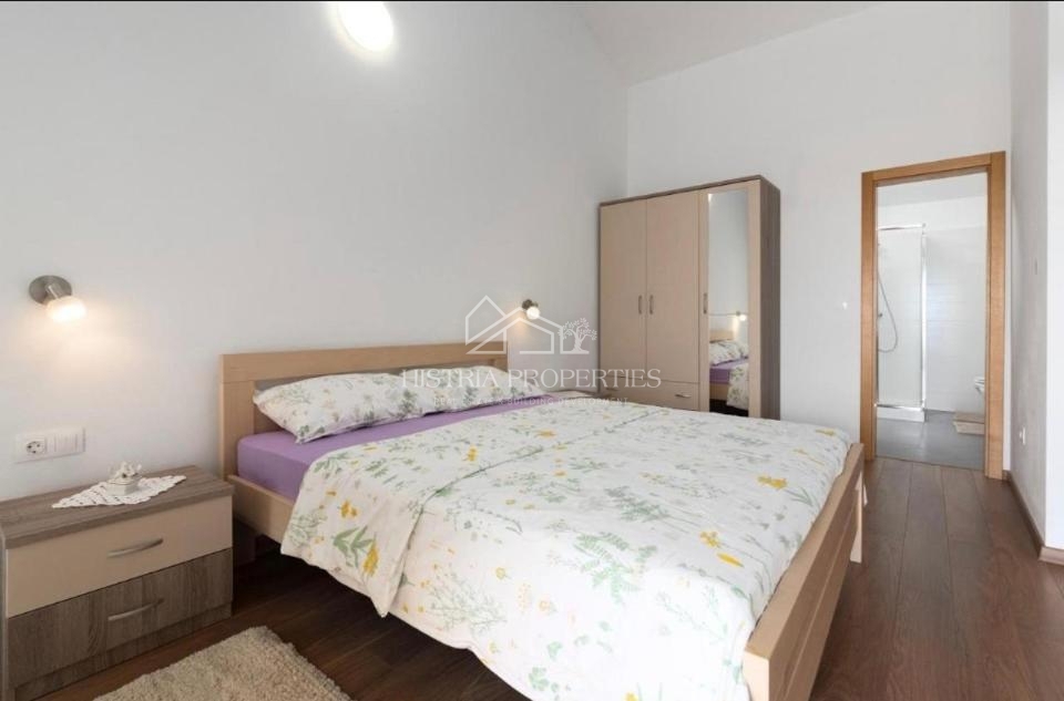 Casa tradizionale con piscina ai margini di un tranquillo villaggio istriano