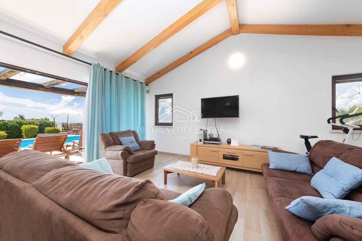 Casa tradizionale con piscina ai margini di un tranquillo villaggio istriano