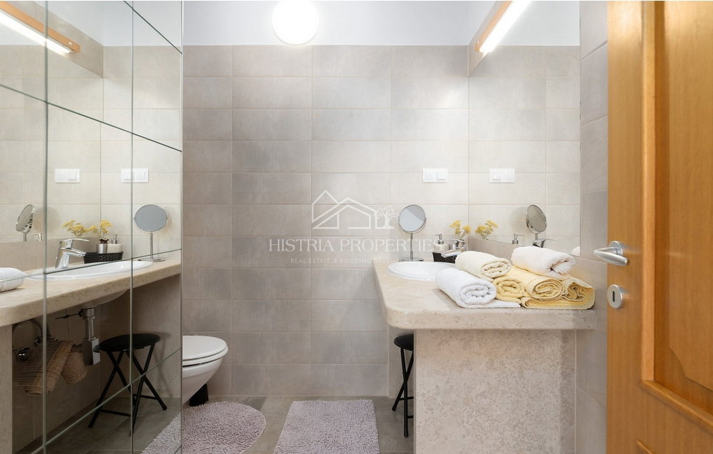 Casa tradizionale con piscina ai margini di un tranquillo villaggio istriano