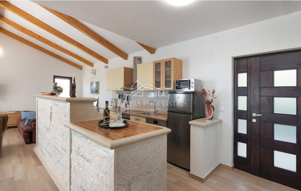 Casa tradizionale con piscina ai margini di un tranquillo villaggio istriano