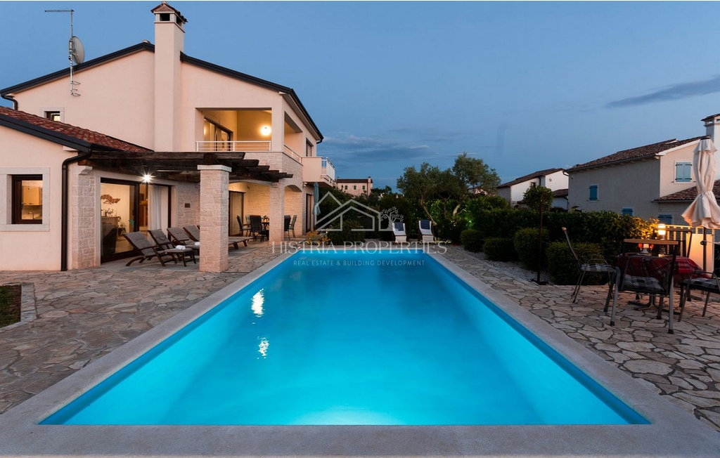 Casa tradizionale con piscina ai margini di un tranquillo villaggio istriano