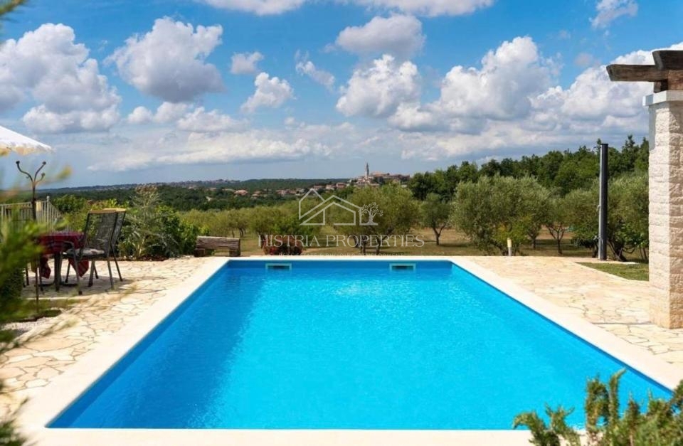 Casa tradizionale con piscina ai margini di un tranquillo villaggio istriano