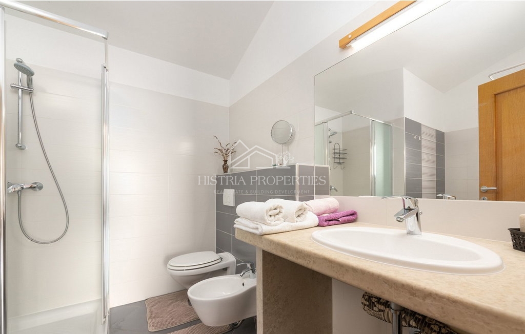 Casa tradizionale con piscina ai margini di un tranquillo villaggio istriano