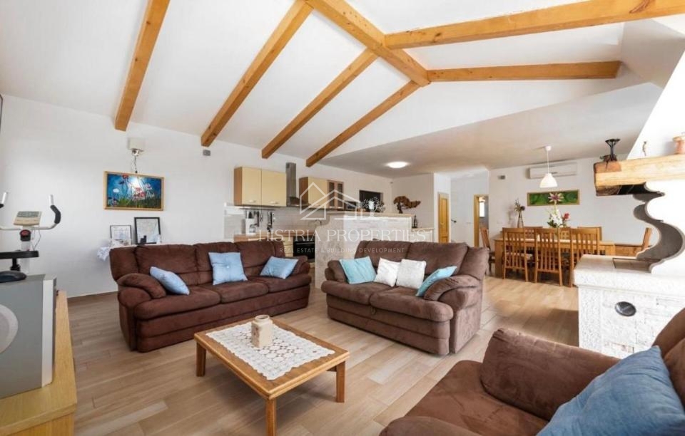 Casa tradizionale con piscina ai margini di un tranquillo villaggio istriano