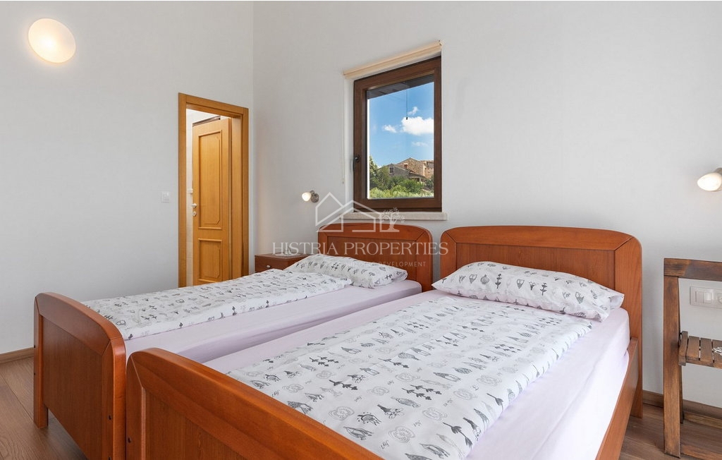 Casa tradizionale con piscina ai margini di un tranquillo villaggio istriano