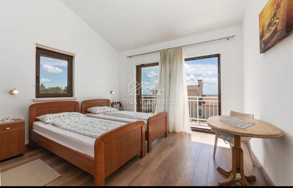 Casa tradizionale con piscina ai margini di un tranquillo villaggio istriano