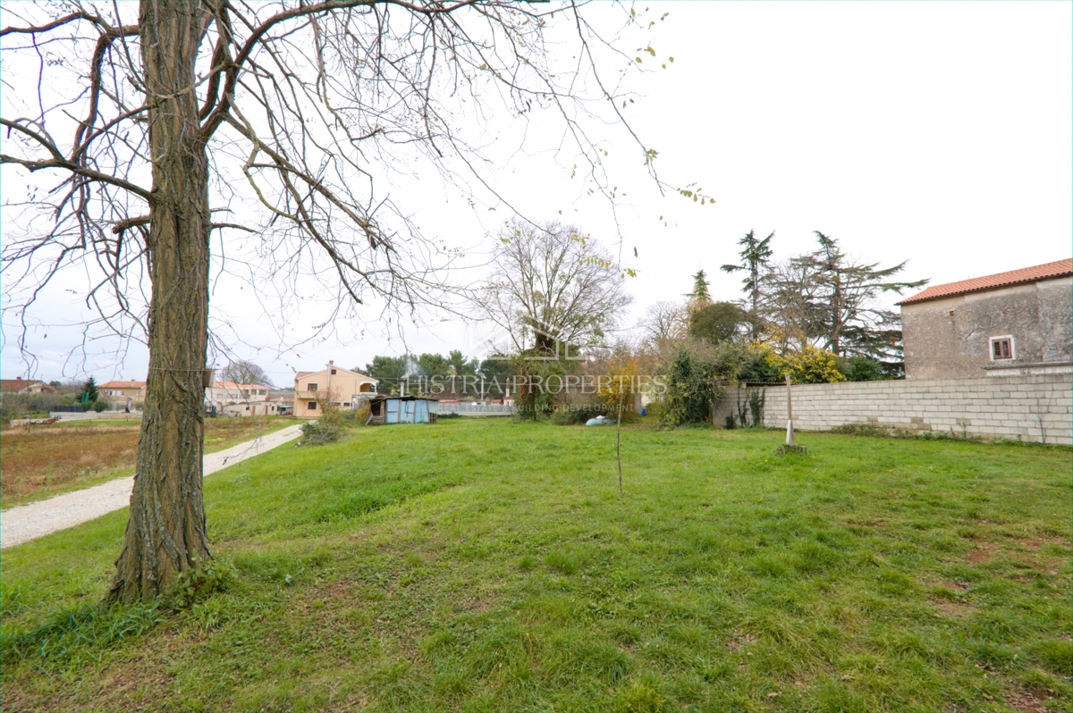 Terreno edificabile in centro paese adatto alla costruzione di una villa con piscina