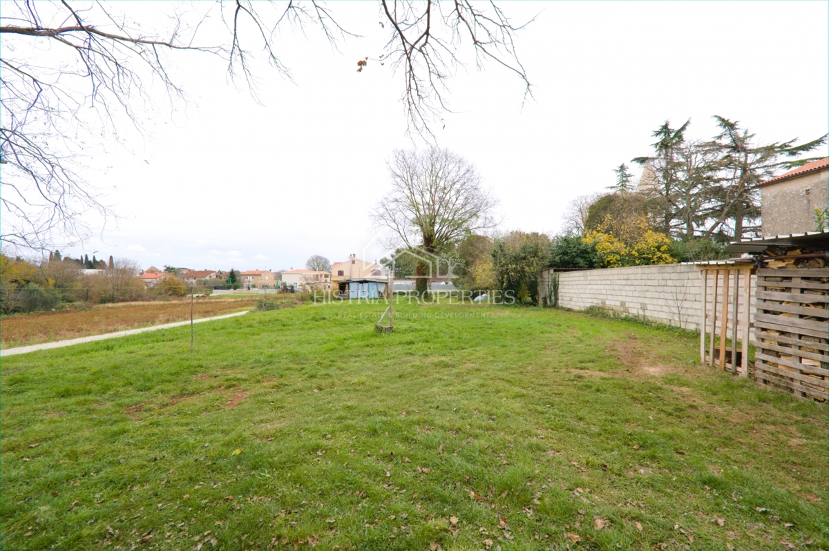 Terreno edificabile in centro paese adatto alla costruzione di una villa con piscina