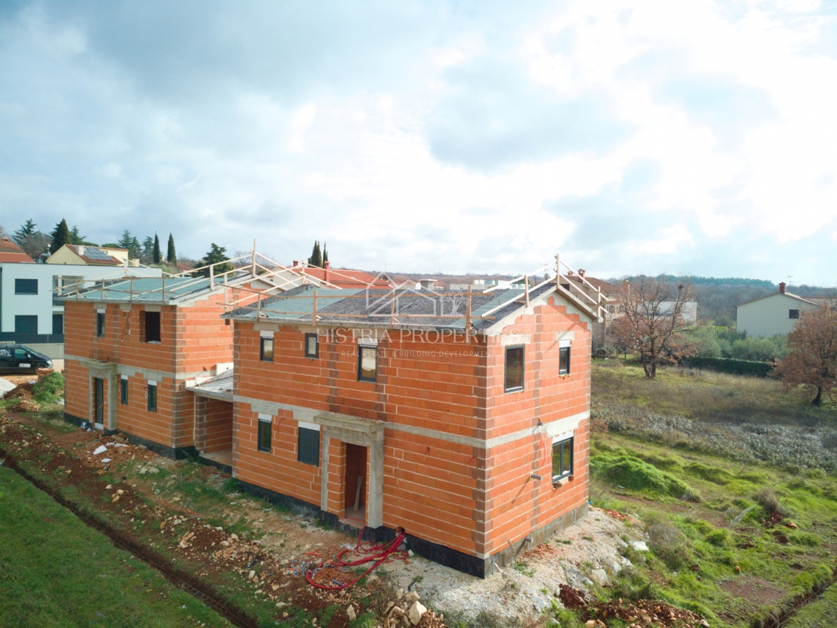 Una casa bifamiliare con piscina vicino alla spiaggia ai margini di un grazioso villaggio
