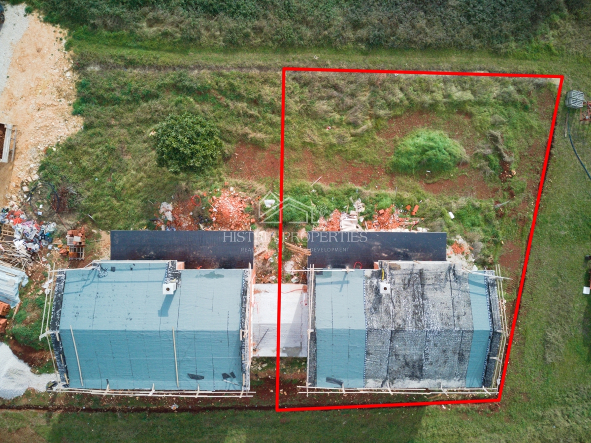 Una casa bifamiliare con piscina vicino alla spiaggia ai margini di un grazioso villaggio