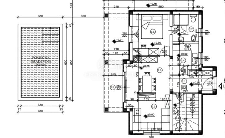 Una casa bifamiliare con piscina vicino alla spiaggia ai margini di un grazioso villaggio