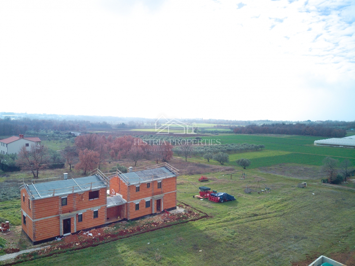 Una casa bifamiliare con piscina vicino alla spiaggia ai margini di un grazioso villaggio