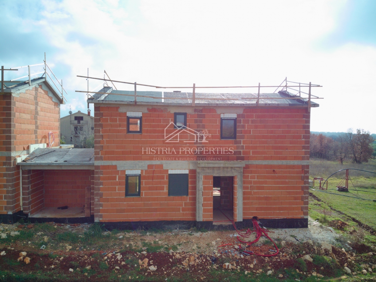 Una casa bifamiliare con piscina vicino alla spiaggia ai margini di un grazioso villaggio