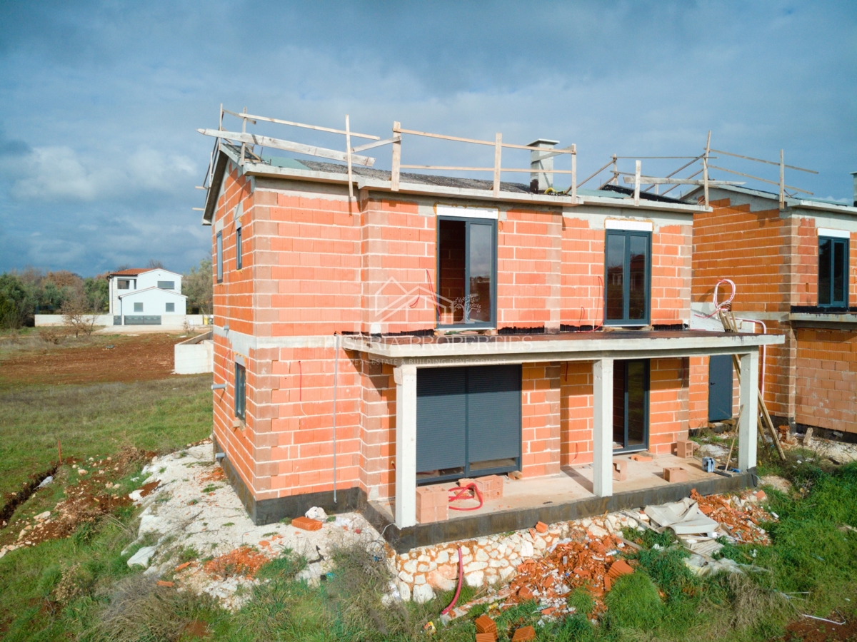 Una casa bifamiliare con piscina vicino alla spiaggia ai margini di un grazioso villaggio