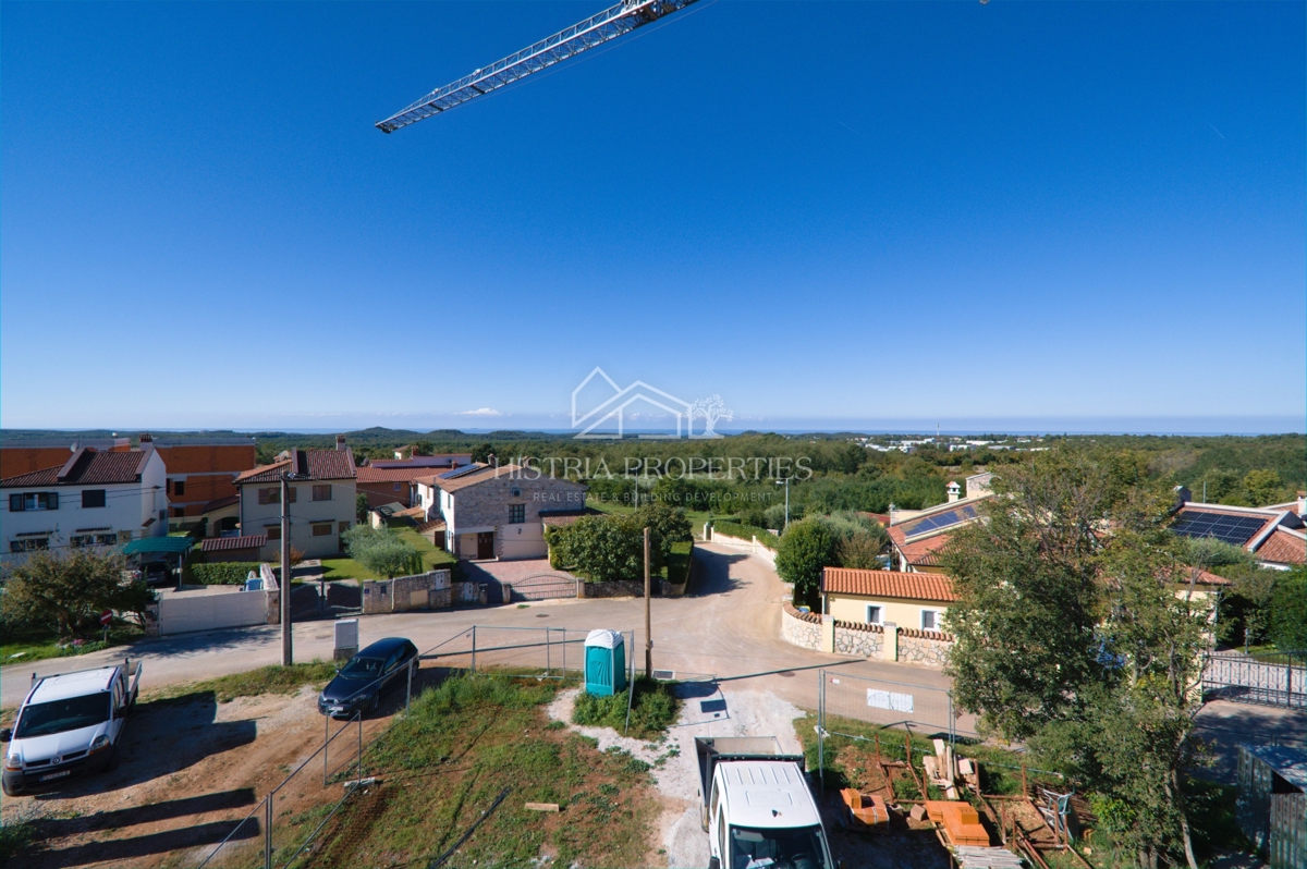 Ampia e soleggiata terrazza con vista panoramica e moderno appartamento in un nuovo edificio vicino a Parenzo